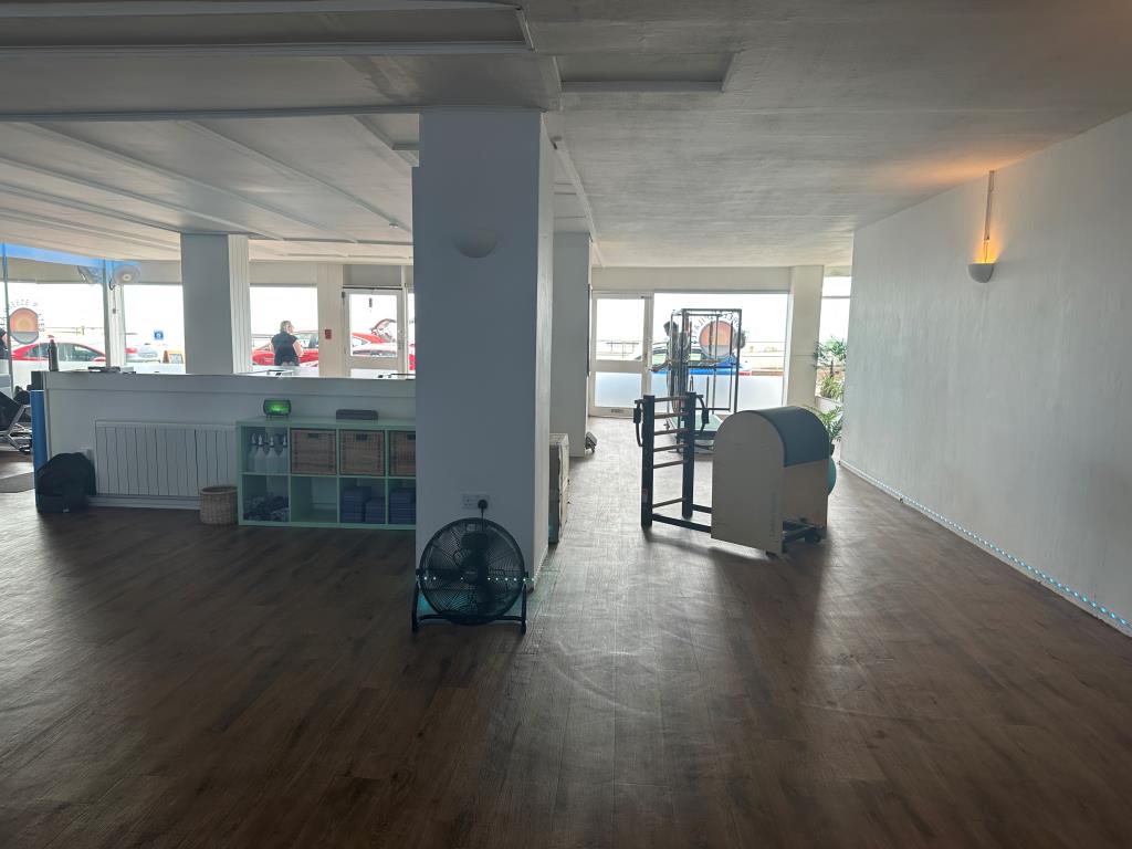 Lot: 99 - COMMERCIAL INVESTMENT - CURRENTLY OCCUPIED AS A PILATES STUDIO - Ground floor shop floor from back looking to front
